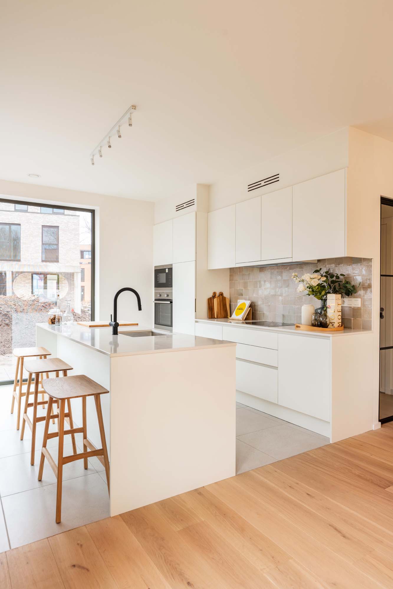 Zabra kijkwoning Hof van Gent witte keuken met eiland